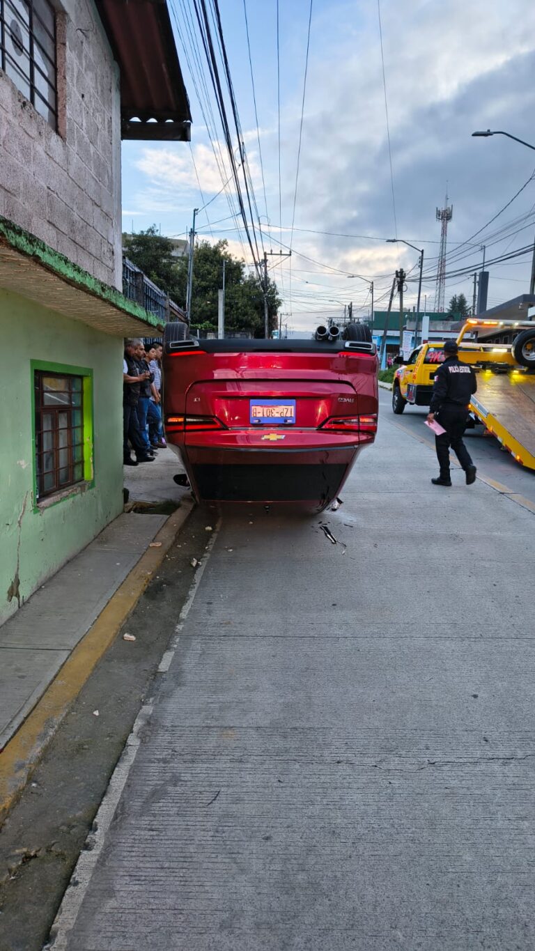 VUELCA EN SU AUTOMÓVIL E IMPACTA A OTRO VEHÍCULO