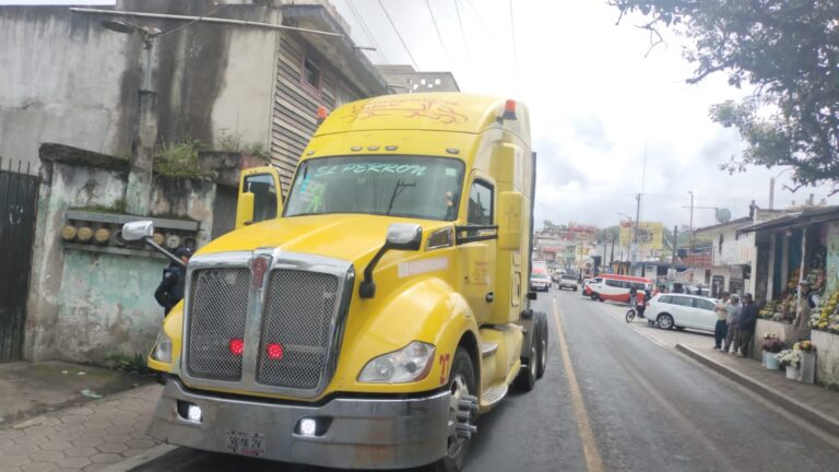 ASEGURAN TRACTOCAMIÓN ROBADO Y DETIENEN A PRESUNTOS RESPONSABLES