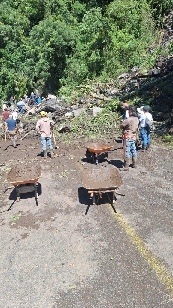 DOCENTES DE LA REGIÓN DE TEZIUTLÁN VARADOS EN LA ZONA NORTE DE PUEBLA, CLAMAN POR AYUDA