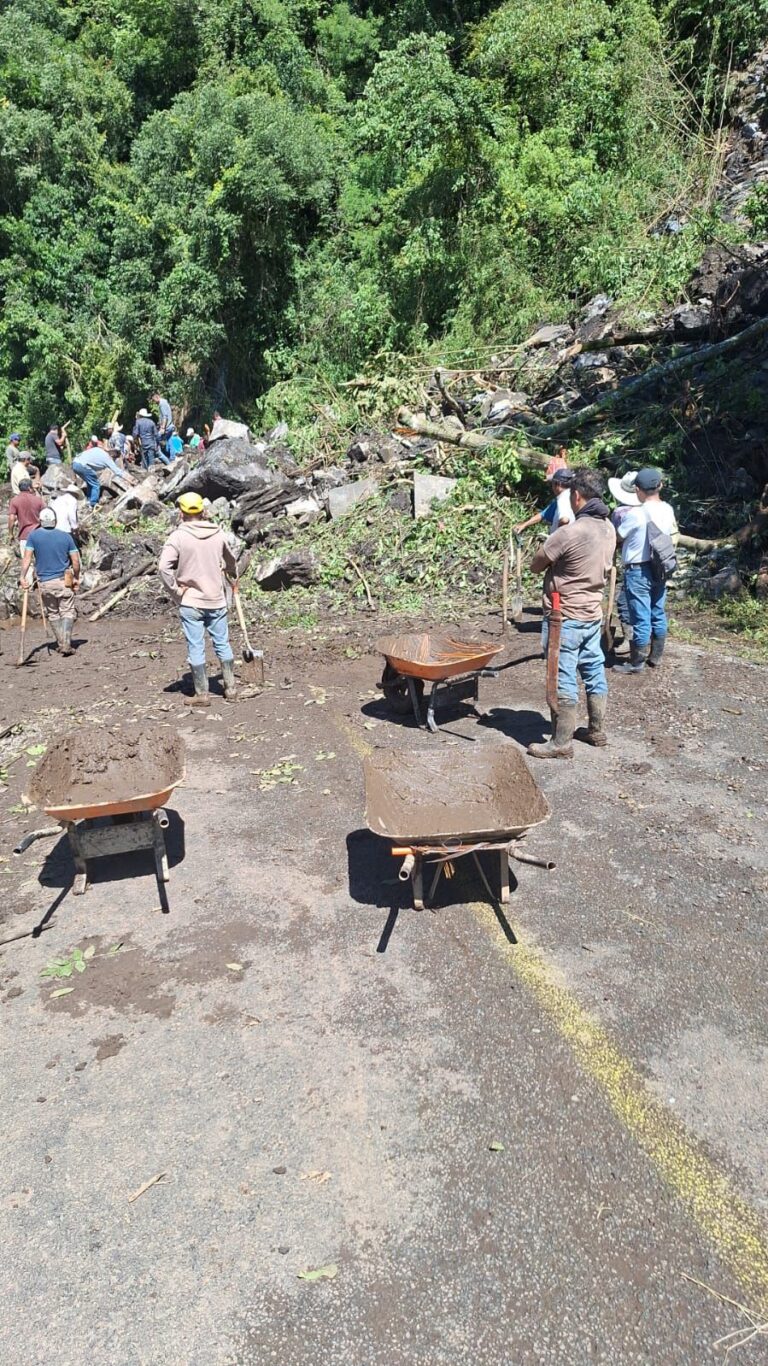 DOCENTES DE LA REGIÓN DE TEZIUTLÁN VARADOS EN LA ZONA NORTE DE PUEBLA, CLAMAN POR AYUDA