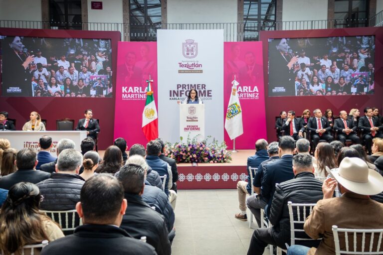 KARLA MARTÍNEZ RINDE CUENTAS A LAS Y LOS TEZIUTECOS.