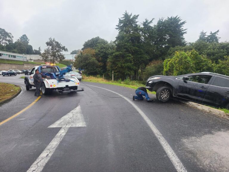 PIERDE EL CONTROL DE SU UNIDAD Y SE ‘ENCUNETA’ EN CHIGNAUTLA