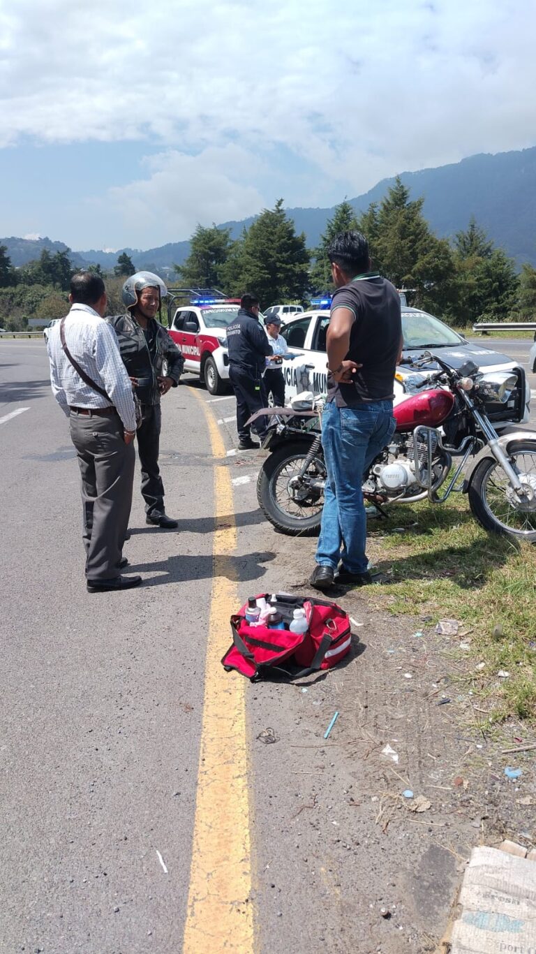 UNIDAD DE RUTA 3 ARROLLA A MOTOCICLISTA; POR FORTUNA, NO LE PROVOCÓ DAÑOS GRAVES