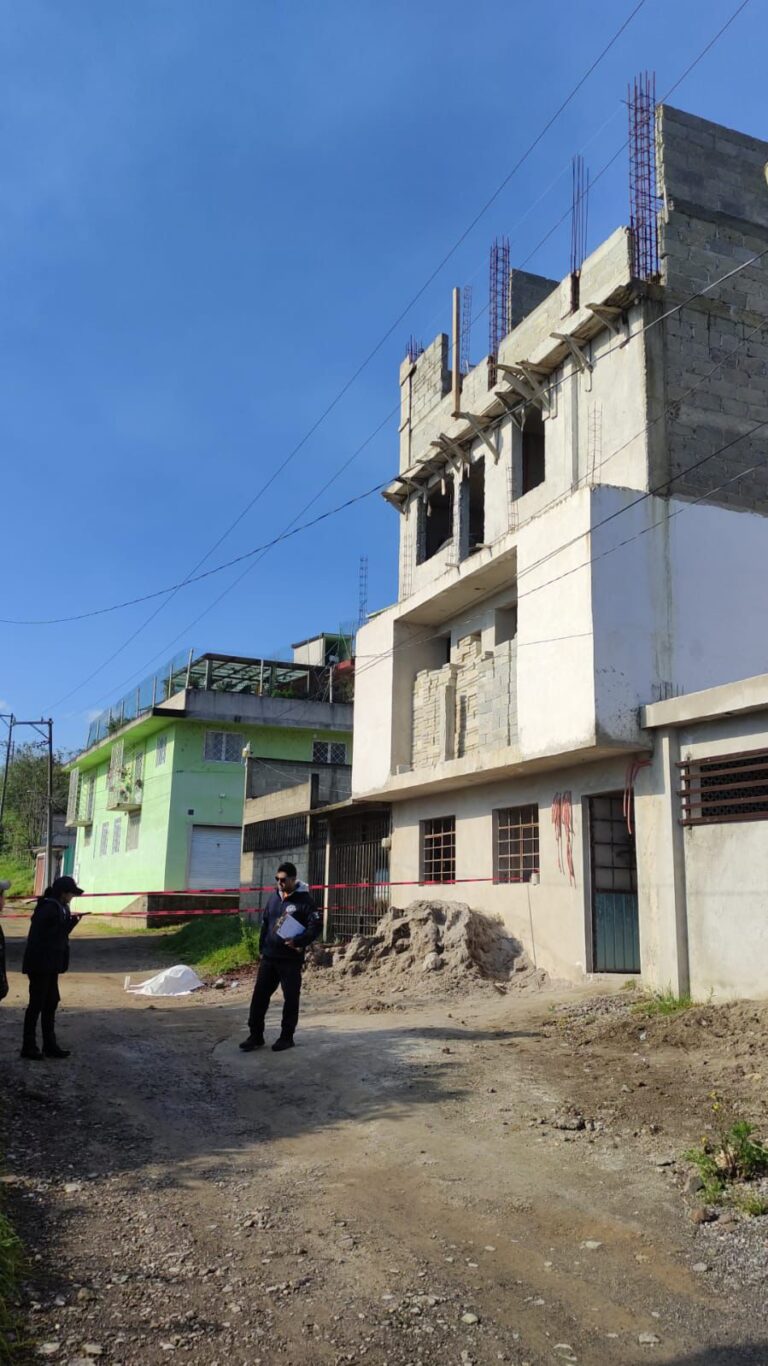 MUERE ALBAÑIL TRAS RECIBIR DESCARGA ELÉCTRICA Y CAER DE UNA TERCERA PLANTA