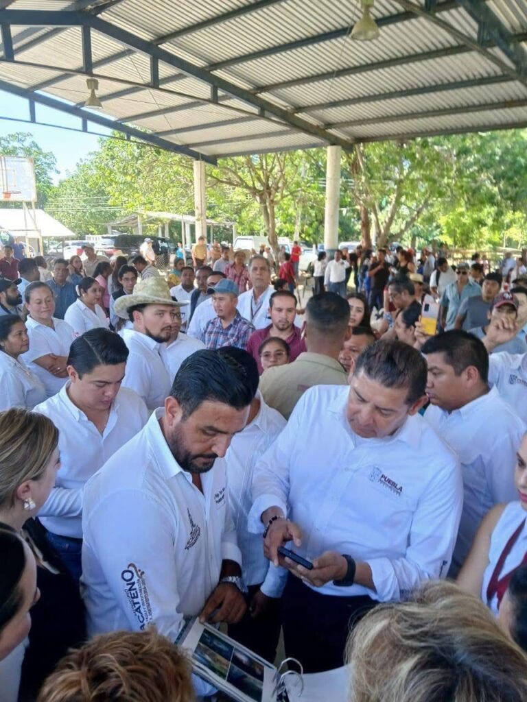 ACATENO PRESENTA SOLICITUD A GOBERNADOR; HUEYTAMALCO SE MANTIENE OMISO