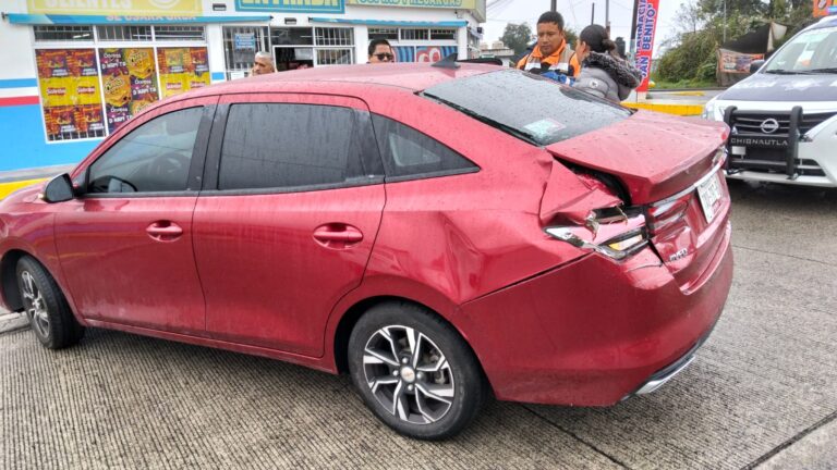 CAMIÓN IMPACTA A AUTOMÓVIL; DOS PERSONAS SUFREN CRISIS NERVIOSA
