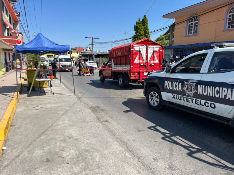 EN XIUTETELCO, ADULTA MAYOR FUE IMPACTADA POR CAMIONETA