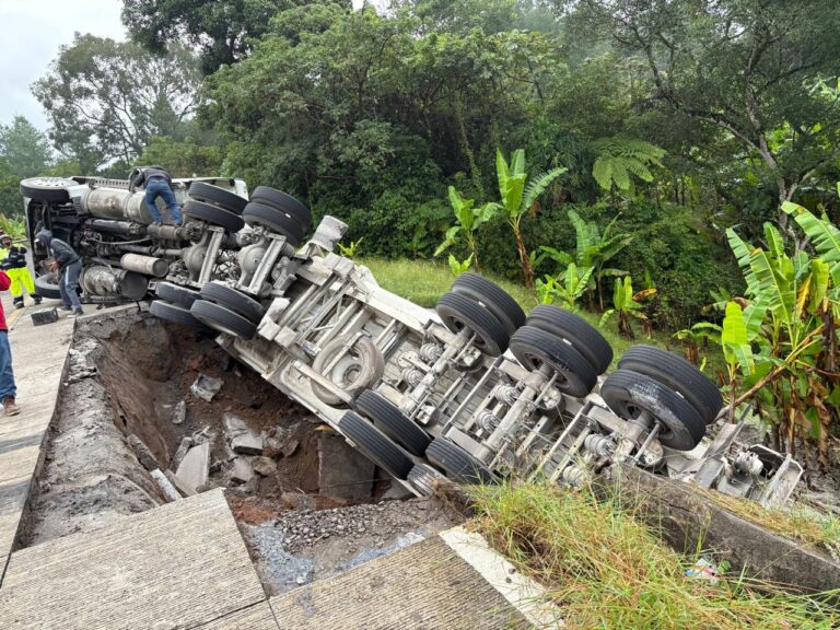 CARRETERA TLAPACOYAN-PLAN DE ARROYOS COLAPSA Y CAMIÓN SUFRE VOLCADURA