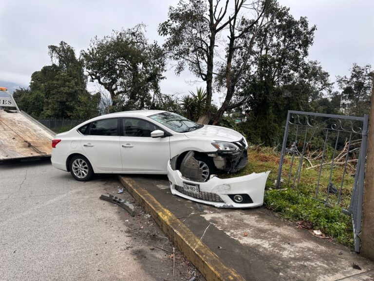 CONDUCTOR DESTROZA SU VEHÍCULO EN EL BOULEVARD DE FRESNILLO