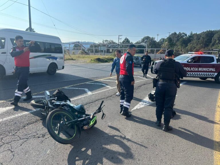 SE REGISTRA ACCIDENTE EN LA ROTONDA DE LA VOLSKWAGEN; HUBO DOS LESIONADOS