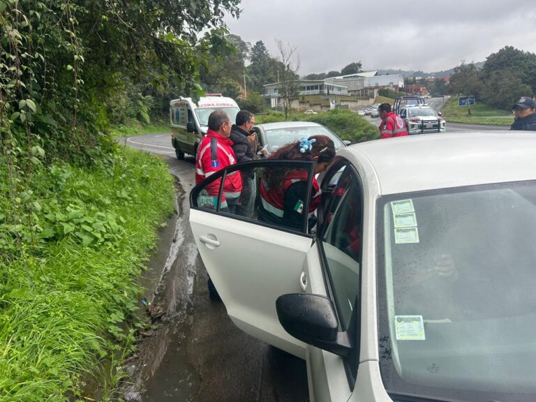 ACCIDENTE SOBRE LA ROTONDA DE “LA COCA” DEJA DAÑOS MATERIALES Y UNA MUJER CON CRISIS NERVIOSA