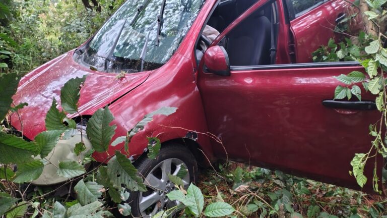 SEPTUAGENARIO PIERDE CONTROL DE SU VEHÍCULO Y TERMINA EN UN BARRANCO