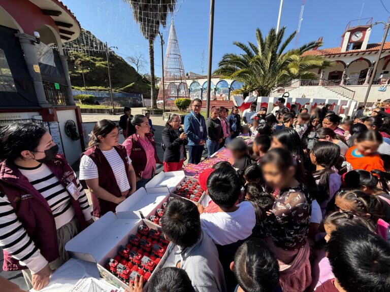 Entregan juguetes a niñas y niños de Xiutetelco con motivo del Día de Reyes 2026