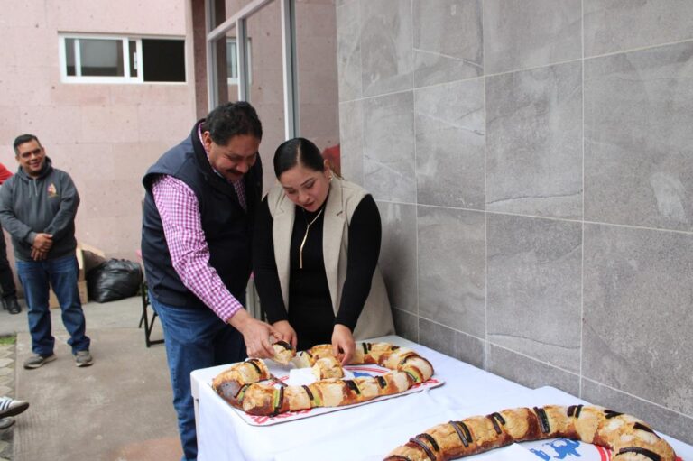 Celebran la tradición de la Rosca de Reyes con unión y compañerismo