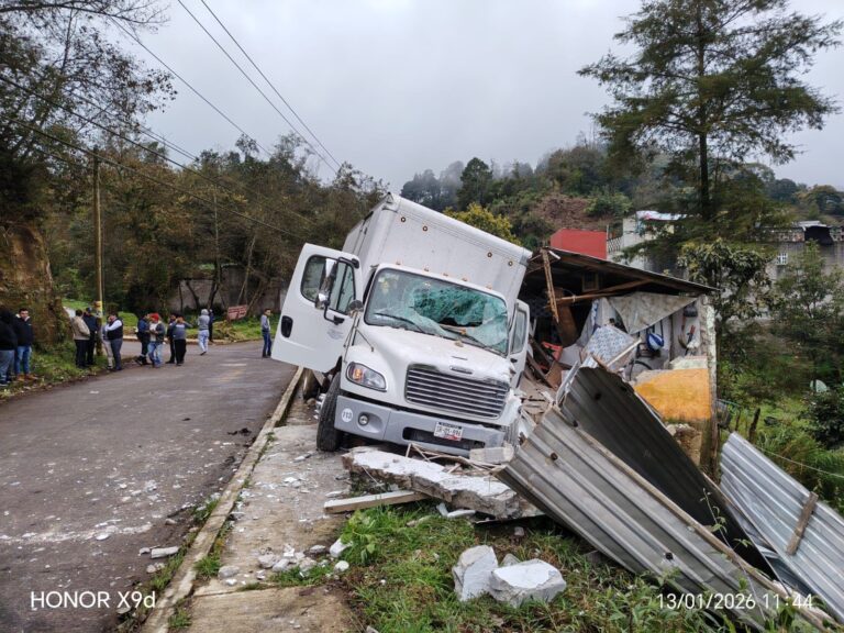 CAMIÓN DESTROZA VIVIENDA EN EL BARRIO DE TAXCALA, EN TEZIUTLÁN