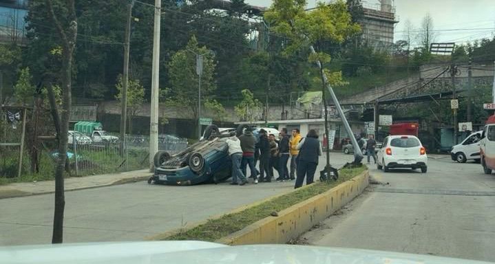 VUELCA SU VEHÍCULO, TRAS CONDUCIR EN PRESUNTO ESTADO DE EBRIEDAD