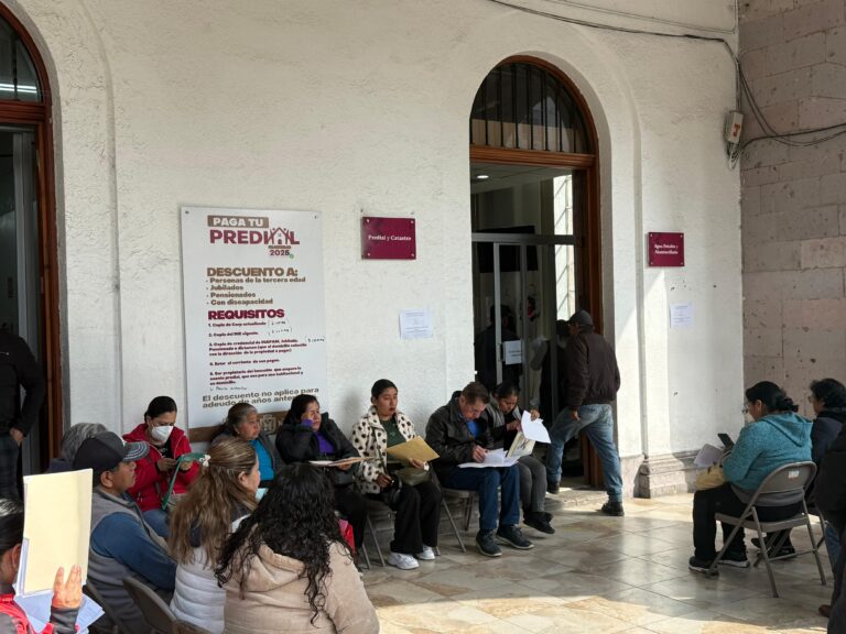 IMPORTANTE AFLUENCIA DE CONTRIBUYENTES INTERESADOS EN EL PAGO DEL PREDIAL Y AGUA POTABLE