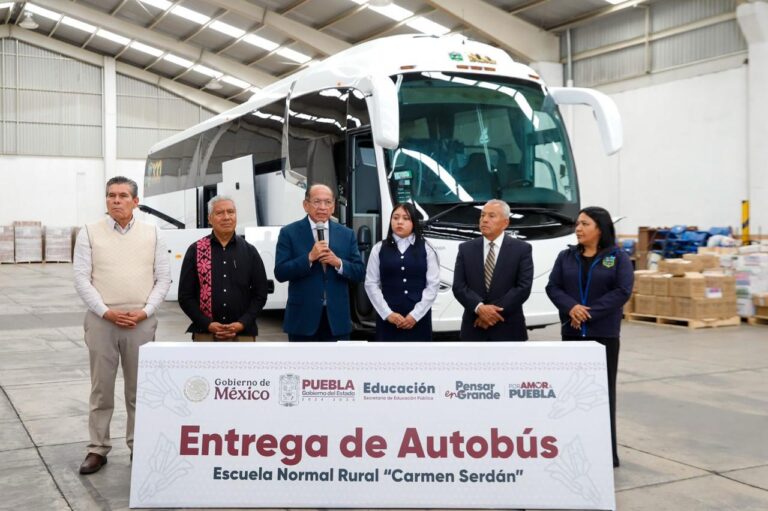 ENTREGAN AUTOBÚS A ESTUDIANTES DE LA NORMAL RURAL “CARMEN SERDÁN”; ALUMNAS CRITICAN LA DIFUSIÓN DE LA ACCIÓN