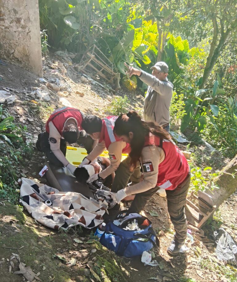 SE QUEDA SIN FRENOS SU UNIDAD, Y JOVEN TERMINA LESIONADO EN UNA PENDIENTE DE TERRACERÍA
