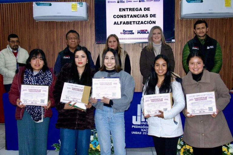 La Diputada Federal Marilyn Ballesteros, estuvo presente en la entrega de Constancias de Alfabetización a personas adultas en Teziutlán.