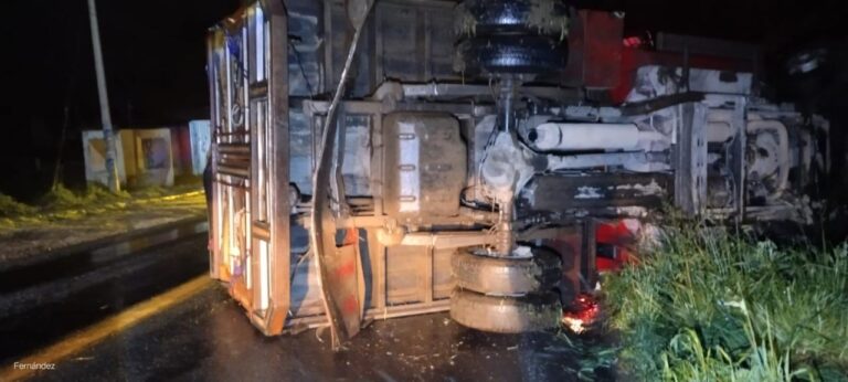 VUELCAN CAMIONETA Y LA ABANDONAN SOBRE LA 129