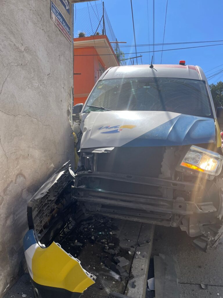 CASA DE LA CALLE OCAMPO AFECTADA POR UNIDAD DE LÍNEA VIA