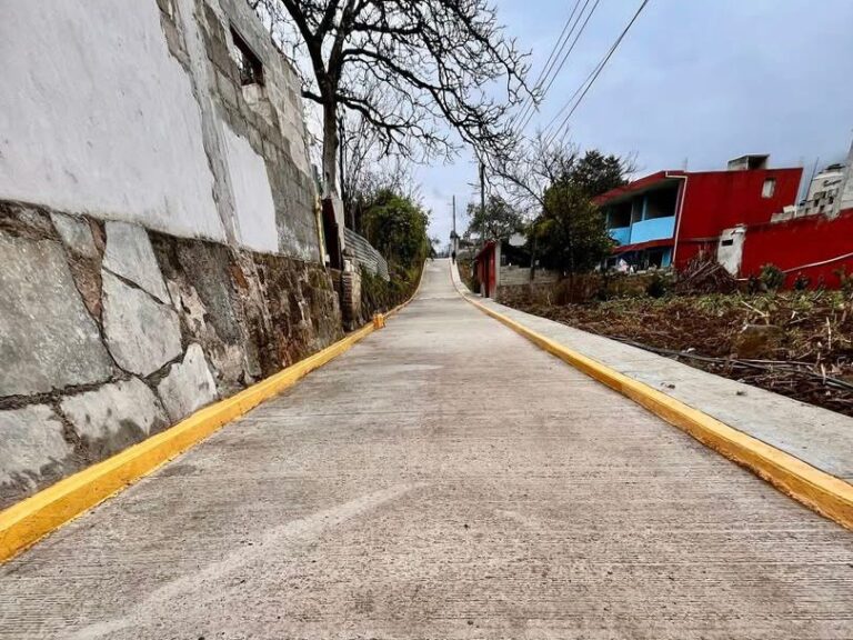 Juan Toral Ramos inaugura pavimentación con concreto hidráulico en La Arenera, Chignautla.