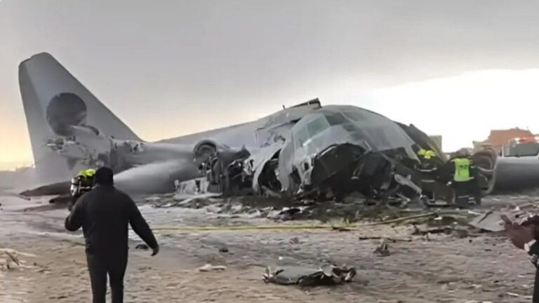 EN BOLIVIA, UN AVIÓN DE LA FUERZA AÉREA SE ESTRELLA Y DEJA 15 PERSONAS SIN VIDA