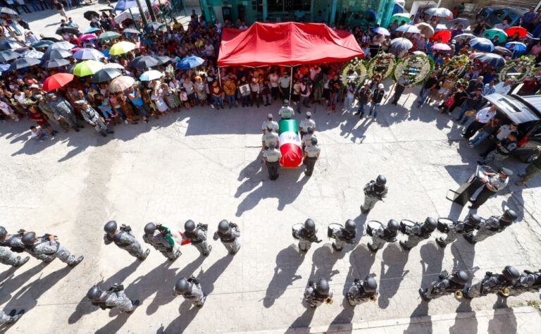 GUARDIA NACIONAL RINDE HONORES PÓSTUMOS A SARGENTO POBLANO CAÍDO EN JALISCO