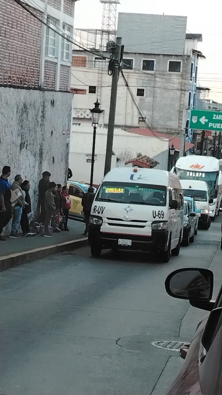 Unidad del transporte público atropella a dos mujeres en el centro de Teziutlán