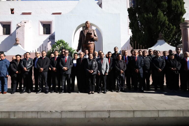 KARLA MARTÍNEZ GALLEGOS ENCABEZA CEREMONIA POR EL 220 ANIVERSARIO DEL NATALICIO DE BENITO JUÁREZ
