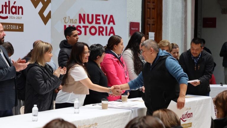Entrega Ayuntamiento de Teziutlán escrituras y documentos oficiales a familias del municipio