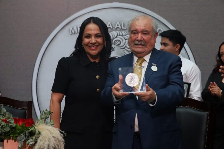 Recibe Carlos Arámburo de la Hoz, la medalla “Carmen Millán”, en su tierra natal
