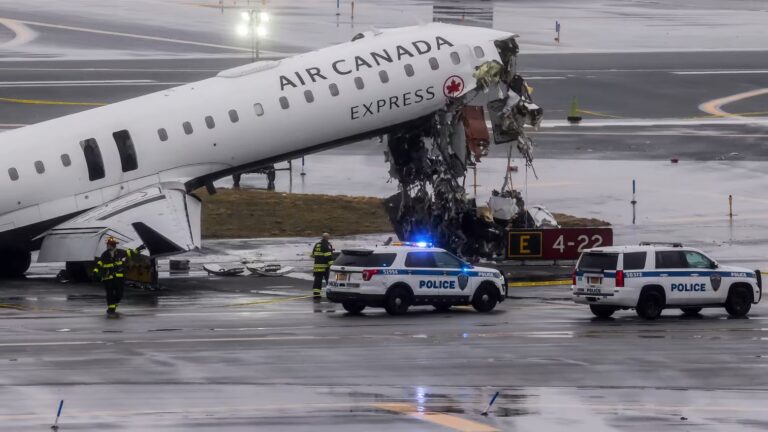 Accidente aéreo en LaGuardia, se registran muertos y decenas de heridos.