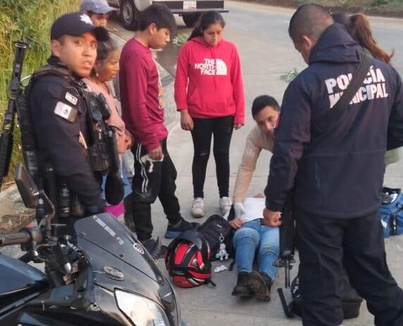 MOTOCICLISTA DERRAPA EN CHIGNAUTLA; SU ACOMPAÑANTE SUFRE LESIONES Y CRISIS NERVIOSA