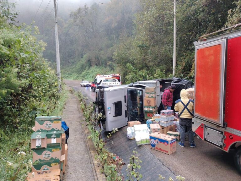 VUELCA CAMIONETA CARGADA CON ABARROTES EN EL ARCO SUR DE TEZIUTLÁN