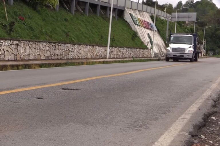 En camino maquinaria para rehabilitar la carretera Teziutlán–El Mohón
