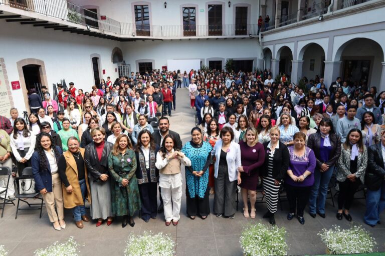 Karla Martínez y Eufrosina Cruz impulsan el empoderamiento femenino en Teziutlán