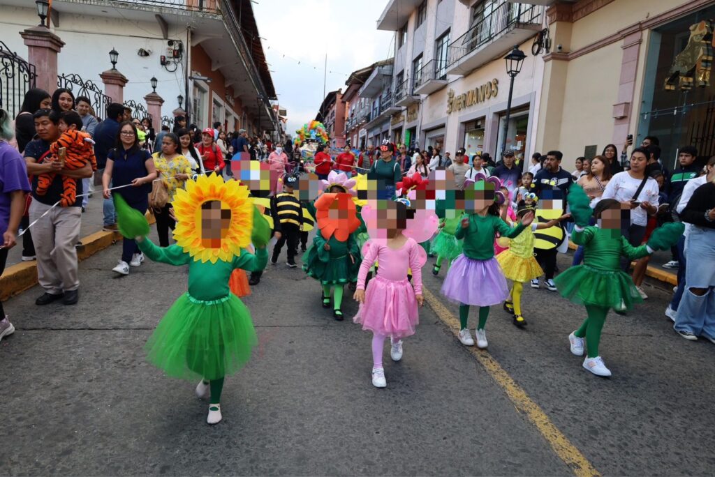 Realizan desfile de primavera y coronación de alumnos de CAIC Teziutlán