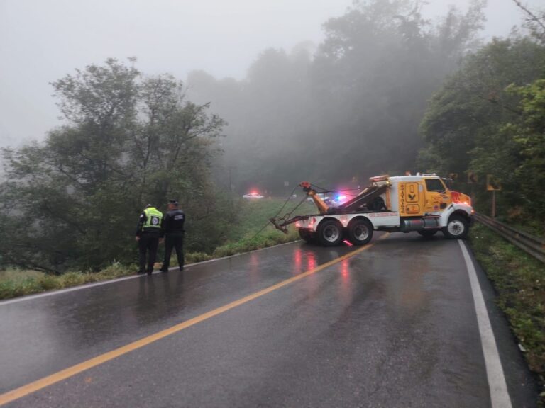 CAMIONETA CAE A BARRANCO EN EL TRAMO TEZIUTLÁN–EL MOHÓN
