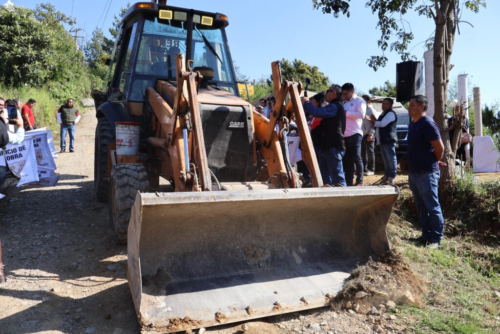 Inician obra de pavimentación en colonia Tehuastepec, Xiutetelco