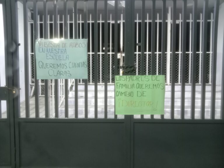 PADRES DE FAMILIA CIERRAN PRIMARIA “PATRIA” EN XIUTETELCO Y EXIGEN CUENTAS CLARAS