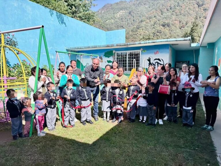 Entregan juegos infantiles y pintura en preescolar de Analco