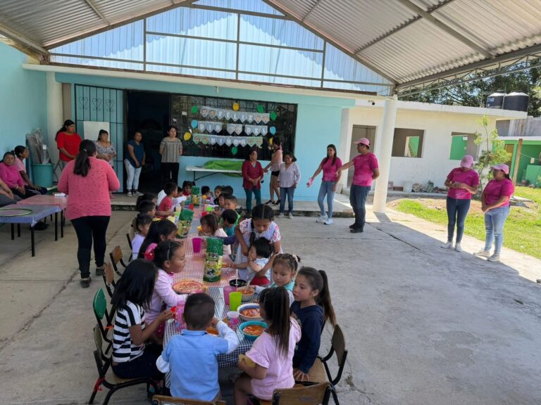 DIF Chignautla entrega juguetes en preescolar de Aserraderos y anuncia desayunador escolar
