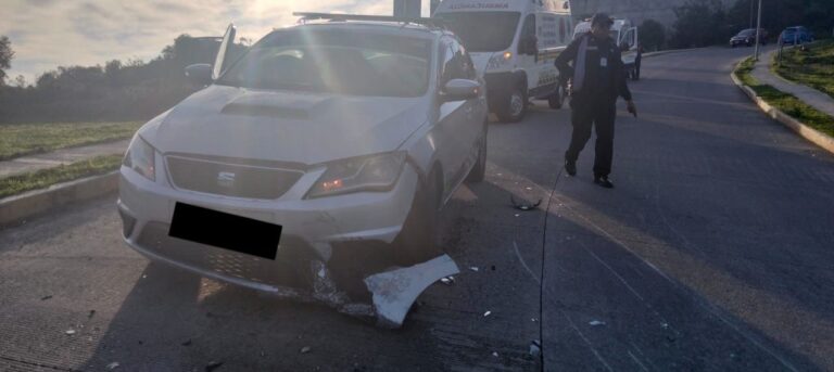 Esta mañana colisionan motocicleta y automóvil en Yopi; el accidente deja daños materiales
