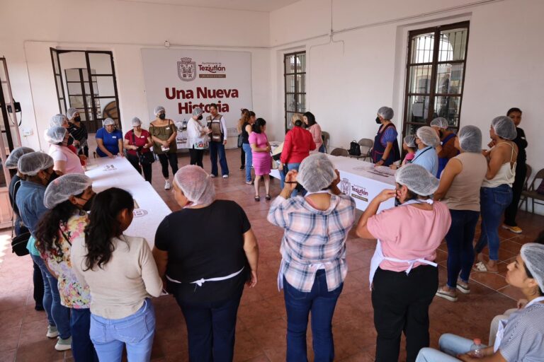 Con cortes, maquillaje y música, celebran a madres en Teziutlán