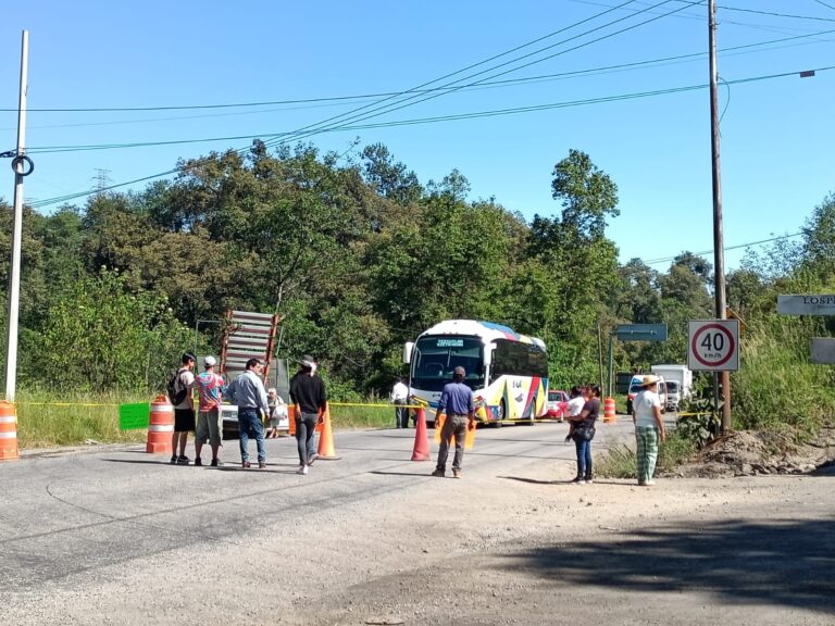 VECINOS LIBERAN LA CARRETERA A NAUTLA TRAS BLOQUEARLA EN DEMANDA DE LA REHABILITACIÓN DEL LIBRAMIENTO ORIENTE