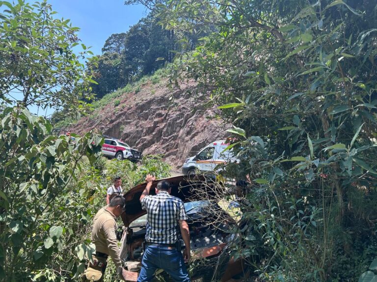 JÓVENES RESULTAN ILESOS TRAS SALIDA DE CAMINO EN LA VIRREYES–TEZIUTLÁN
