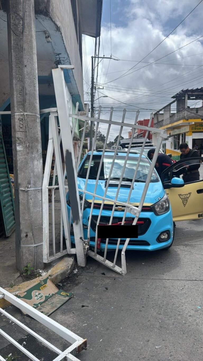 Taxi pierde el control y se impacta contra acceso de unidad habitacional en Teziutlán