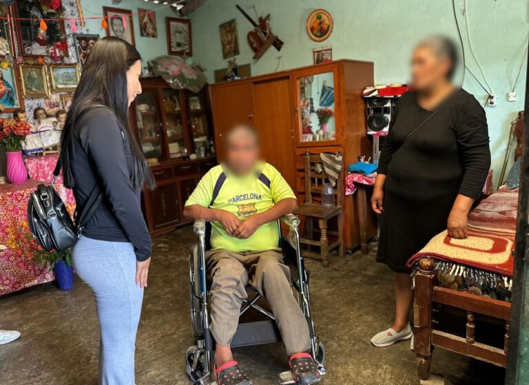 Entregan aparatos ortopédicos a habitantes de Xiutetelco